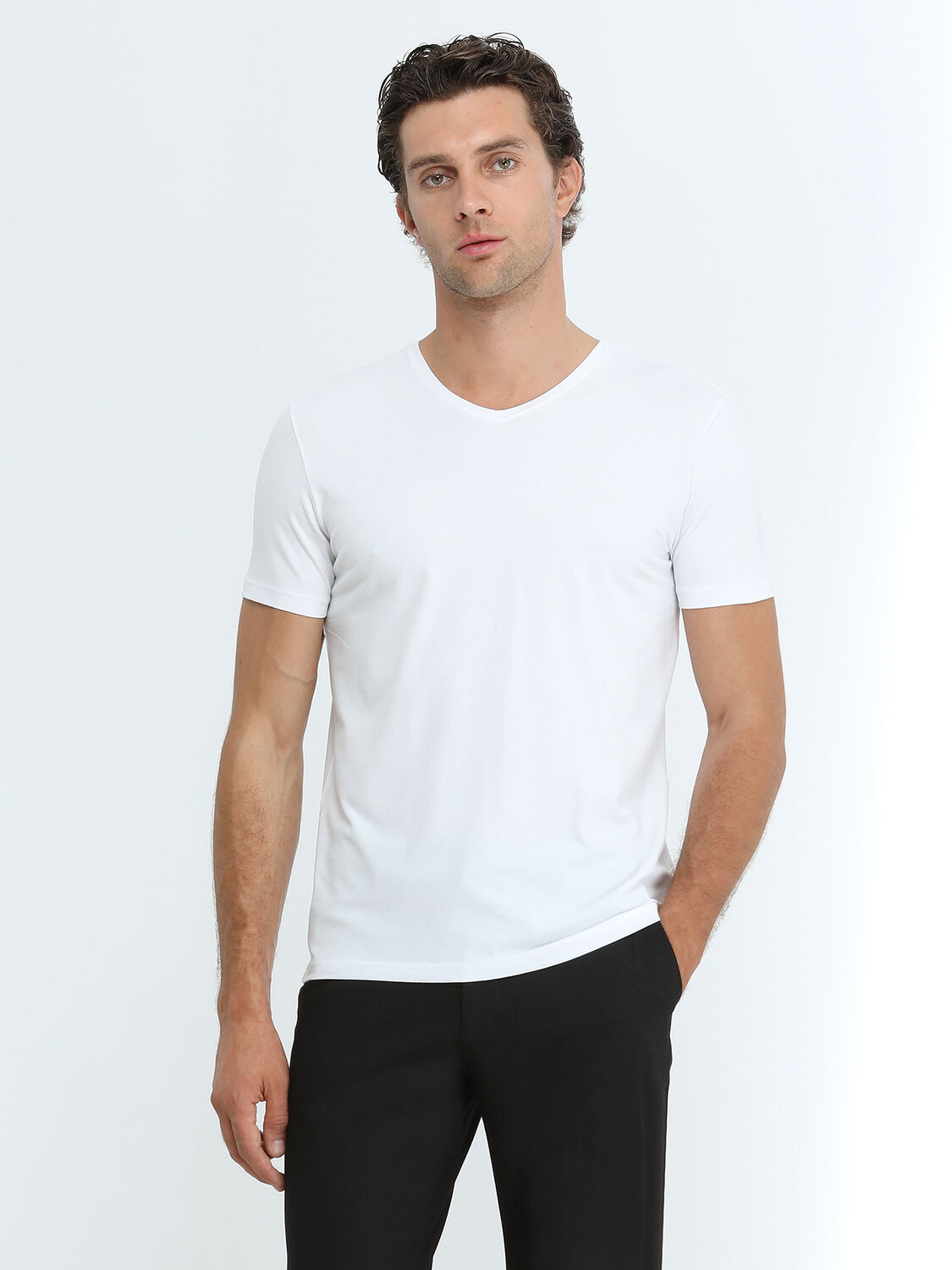 Beyaz V Yaka Pamuk Karışımlı T-Shirt