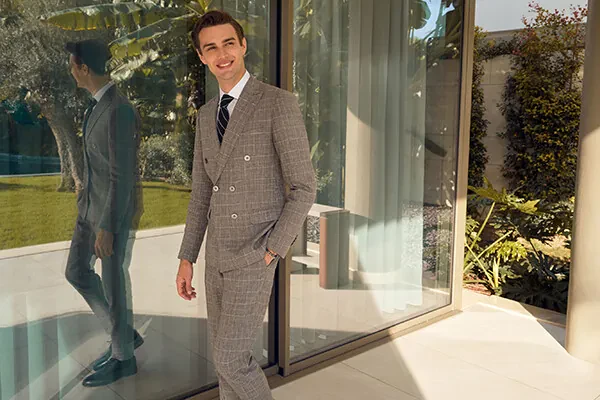 BEYAZ GÖMLEK VE KRAVAT UYUMU:TAKIM ELBİSEDE STİL İPUÇLARI