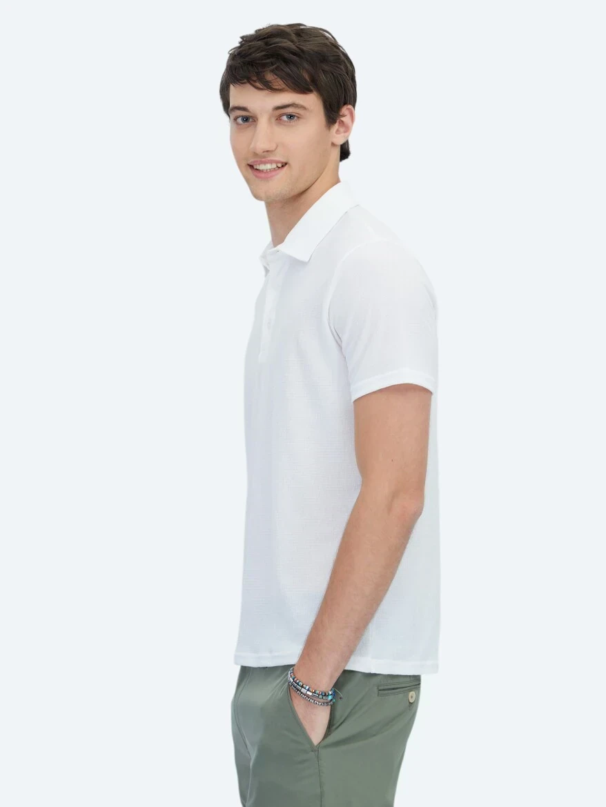 Beyaz Desenli Polo Yaka T-Shirt 