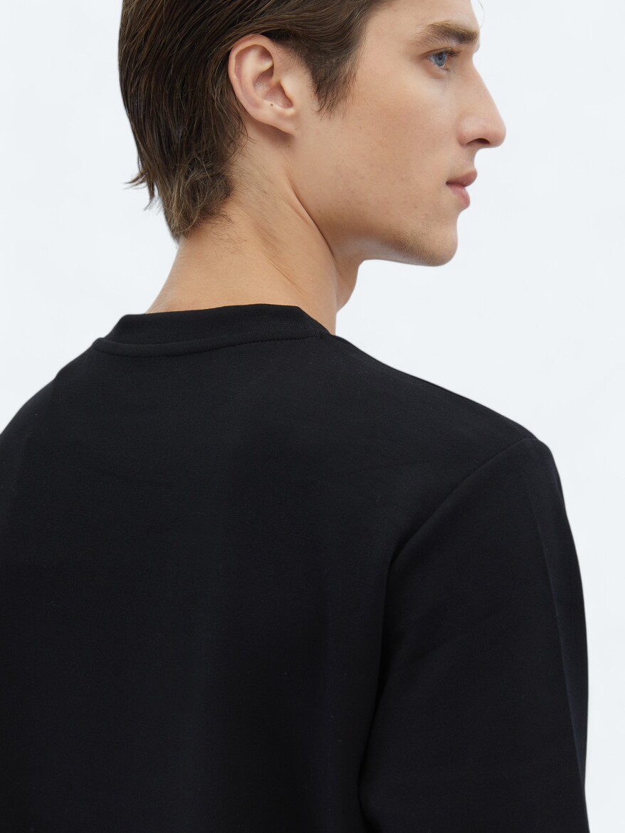 Black Crew Neck Sweatshirt - 4