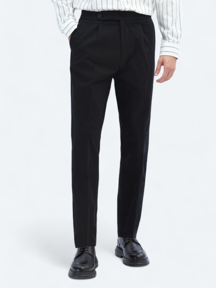 Black Weaving Carrot Fit Casual Cotton Blended Trousers - 2