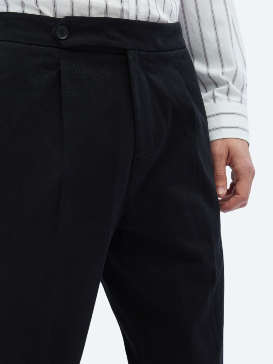 Black Weaving Carrot Fit Casual Cotton Blended Trousers - 3