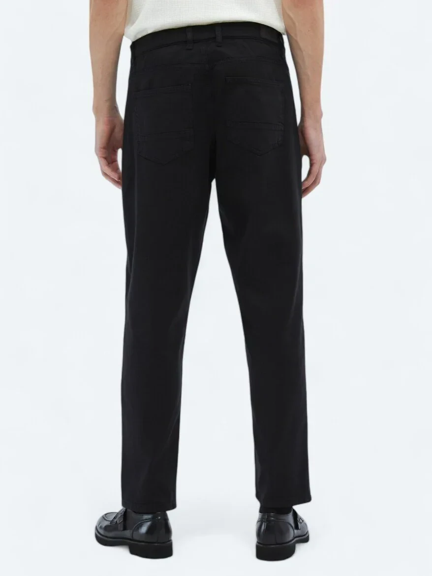 Black Weaving Carrot Fit Casual Cotton Blended Trousers 