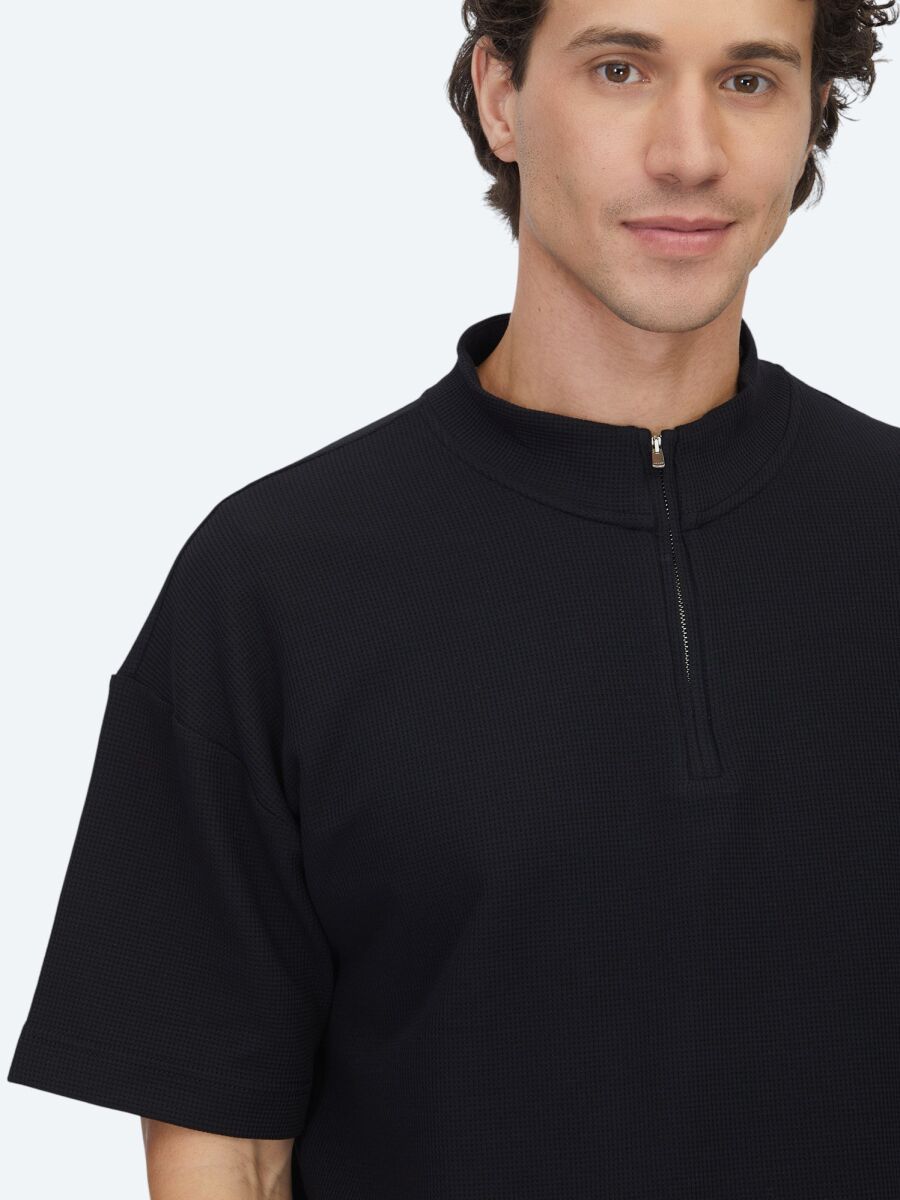 Siyah Desenli Dik Yaka T-Shirt - 3