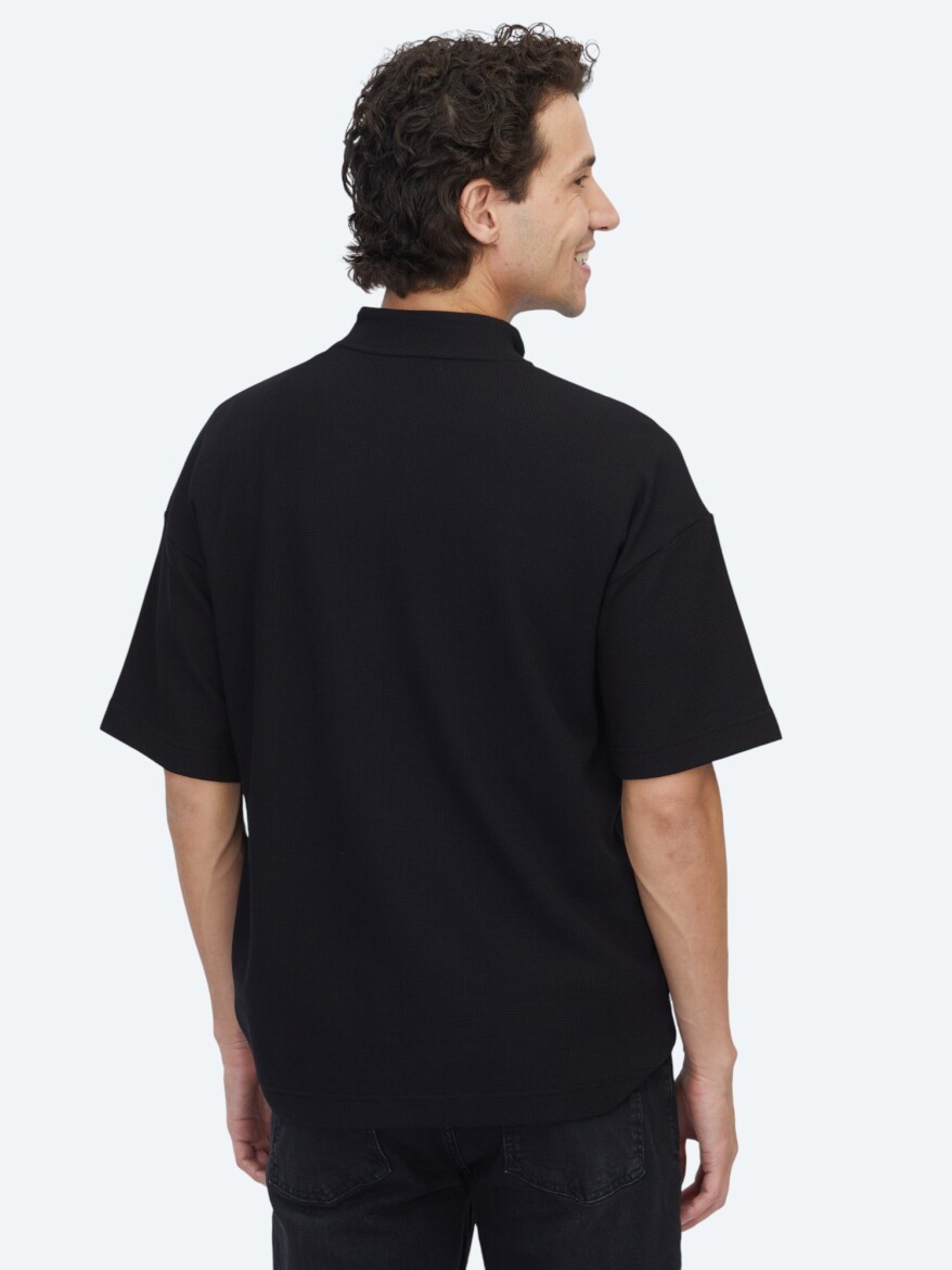 Siyah Desenli Dik Yaka T-Shirt - 4