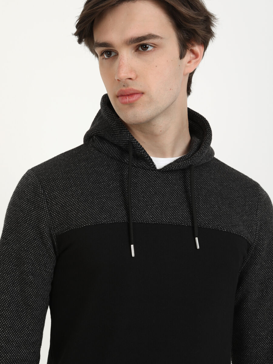 Siyah Kapüşonlu Desenli Sweatshırt - 2
