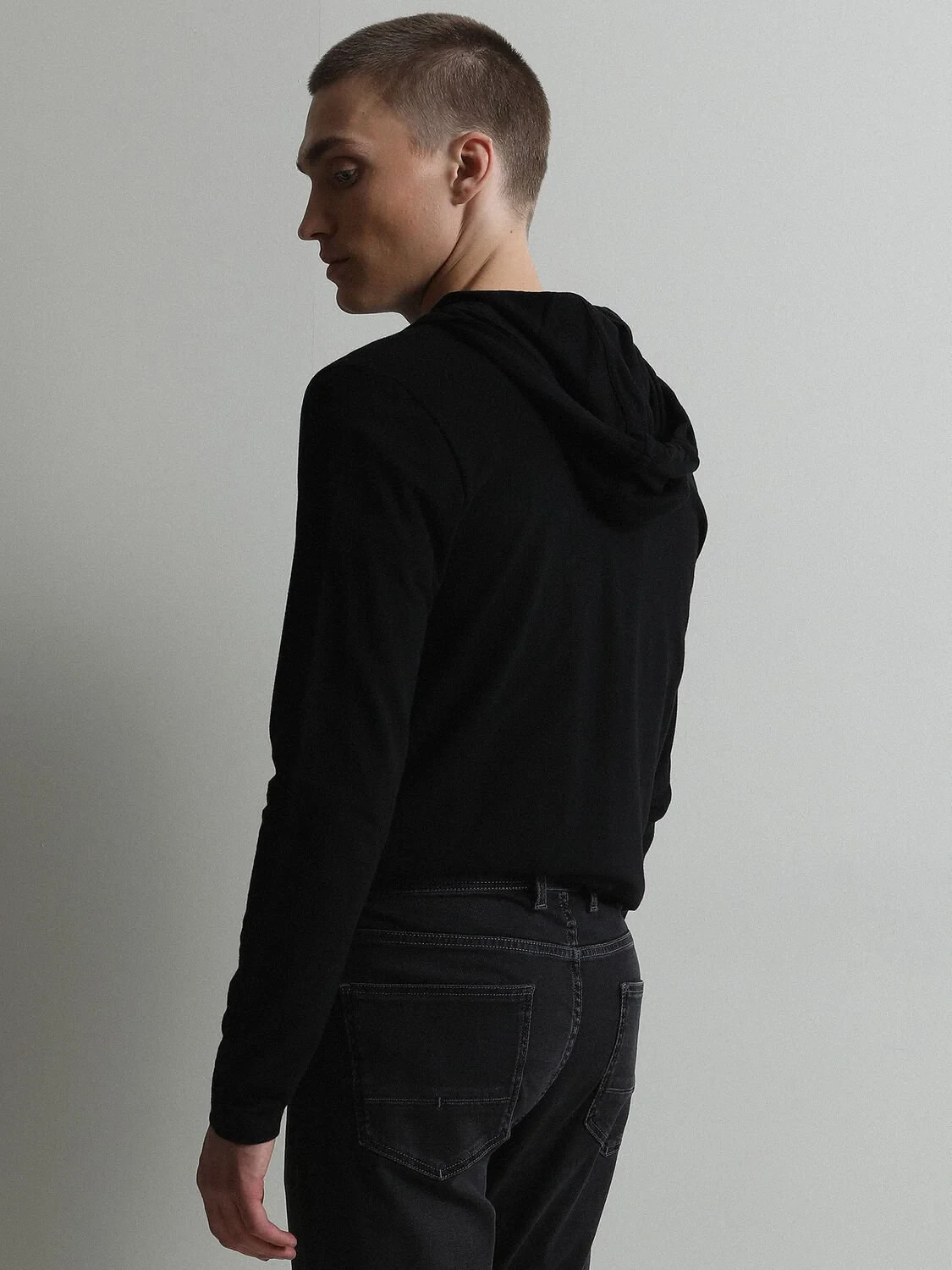 Siyah Kapüşonlu Düz Sweatshırt - 5
